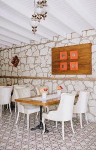 A seating area at Deruni Ilıca