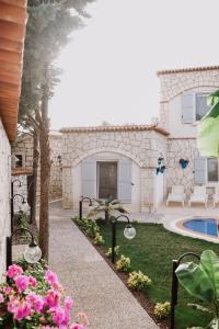 The swimming pool at or close to Deruni Ilıca