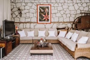 A seating area at Deruni Ilıca