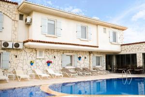 The swimming pool at or close to Deruni Ilıca