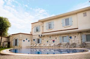 The swimming pool at or close to Deruni Ilıca