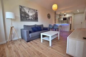 sala de estar con sofá y mesa en Apartamento Ronda IV, en Fuengirola