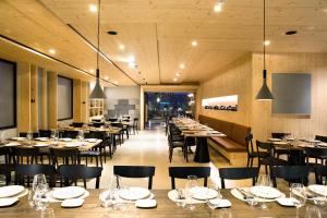 Reštaurácia alebo iné gastronomické zariadenie v ubytovaní Hotel Mogay