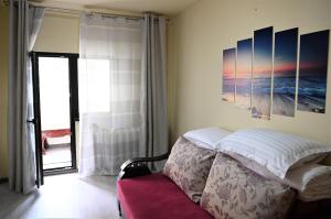 1 dormitorio con cama y vistas al océano en Marin Hotel Apartment en Braşov