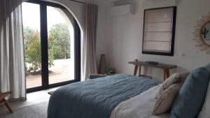 Postel nebo postele na pokoji v ubytování VILLA Provençale Contemporaine VUE MER & PISCINE CHAUFFEE 3 Chambres en-suite + 21 fotografií