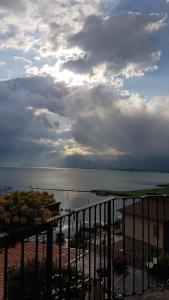 vistas al océano desde el balcón de un edificio en Locanda del Lago Rosmunda en Clusane sul Lago