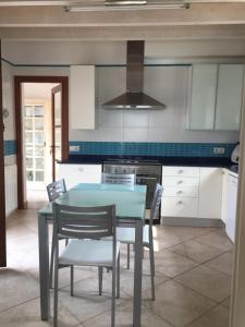 Kuchyň nebo kuchyňský kout v ubytování Villa Catalá
