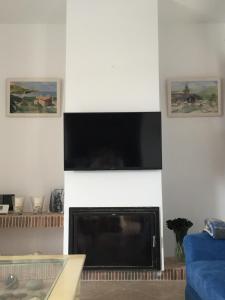TV a/nebo společenská místnost v ubytování Villa Catalá