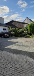 ein Parkplatz mit einem Auto vor einem Haus in der Unterkunft Gästezimmer Elly Dostert in Trittenheim