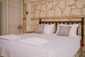 A bed or beds in a room at Deruni Ilıca