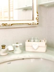 lavabo con espejo y caja de madera en Solemagia, en Vernazza