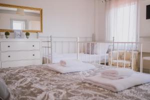1 dormitorio con 1 cama con 2 toallas en Deruni Ilıca en İzmir
