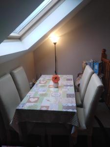 een eettafel met stoelen en een lamp bij Wild Atlantic Stays in Castlemaine