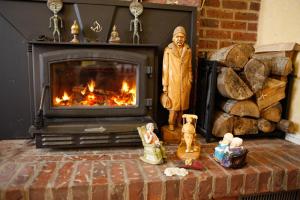 a fireplace with a statue of a man in front of it at À Amour et Amitié in Magog-Orford