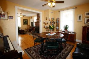 a living room with a dining room table and chairs at À Amour et Amitié in Magog-Orford