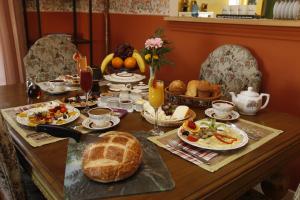 梅戈格的住宿－愛與友誼酒店，餐桌,早餐包括面包和食物