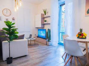 Televízia a/alebo spoločenská miestnosť v ubytovaní Chiaia Premium Flat, Naples Center, Near Seaside