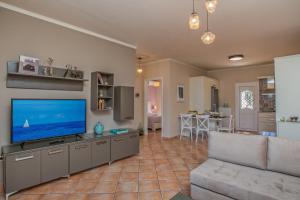 ein Wohnzimmer mit Flachbildfernseher und Couch in der Unterkunft Dina Apartments Argostoli in Argostoli
