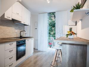 Kuchyňa alebo kuchynka v ubytovaní Chiaia Premium Flat, Naples Center, Near Seaside