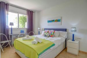 ein Schlafzimmer mit einem Bett mit Handtüchern darauf in der Unterkunft Mediterraneo Seaview Apartment by Hello Homes Sitges in Sitges