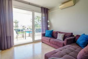 Ein Sitzbereich in der Unterkunft Mediterraneo Seaview Apartment by Hello Homes Sitges