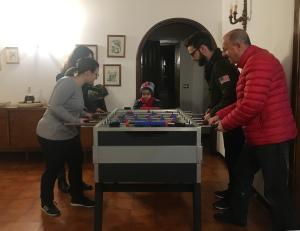 eine Gruppe von Menschen, die um einen Tisch mit einem Schachbrett stehen in der Unterkunft Villa Marzano in Alberobello