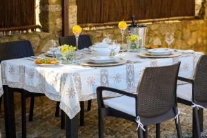 una mesa con un mantel blanco con comida. en Casa das Afonsas, en Barral