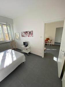 a bedroom with a bed and a desk and a chair at Senza pensieri Piazza Marconi in Crema