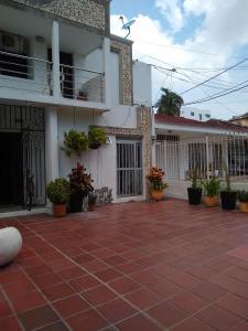 a courtyard of a house with potted plants at Apartaestudio El Lugar Ideal Cra. 62 #74-143. in Barranquilla