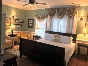 Un dormitorio con una cama grande y una ventana en A Williamsburg White House Inn, en Williamsburg