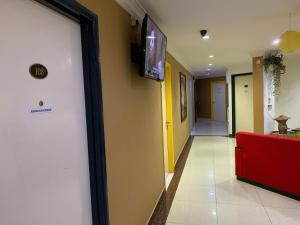 TV a/nebo společenská místnost v ubytování Puteri Ampang Hotel