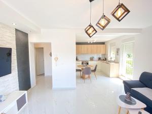 Zdjęcie z galerii obiektu Apartment Ema with sea view w mieście Murine +17 zdjęć