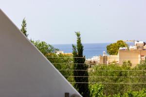 vistas al océano desde el balcón de una casa en Tikay Holiday Apts, en Ayia Napa