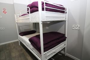 Madrid Downtown Hostel emeletes ágyai egy szobában