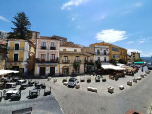 una calle de la ciudad con sillas, mesas y edificios en La Meridiana - centro storico di Pizzo, en Pizzo