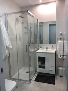 y baño con ducha y lavamanos. en L&G Madrid Apartments, en Madrid