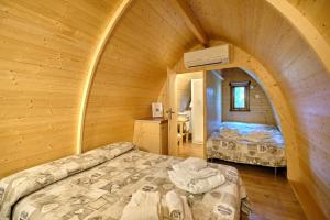 Un pat sau paturi într-o cameră la Castello di Marano sul Panaro - Room & Breakfast