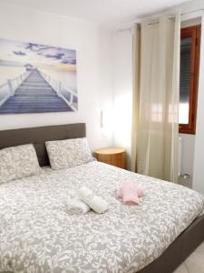 una camera da letto con un letto e due asciugamani di Appartamento Antonia a Venezia