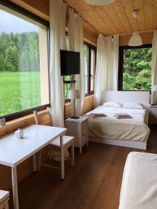 - une chambre avec un lit et une grande fenêtre dans l'établissement Poncyljuszówka, à Szczyrk