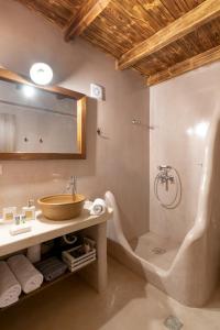 A bathroom at Yiannis Retreat