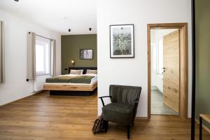 sypialnia z łóżkiem i krzesłem w obiekcie Holzfellas Home w mieście Wiesau