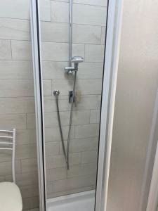 eine Dusche mit Glastür im Bad in der Unterkunft senza pensieri via 4 novembre/via diaz in Crema