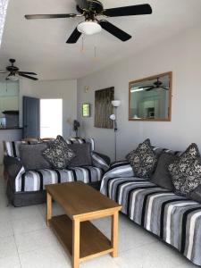 Posezení v ubytování King's Palace - spacious 2 bed, 2 bath with sea and pool views