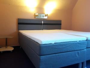 1 Schlafzimmer mit 2 Betten in einem Zimmer in der Unterkunft Ferienwohnung Dresden West in Dresden