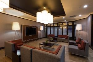 sala de estar con muebles y TV de pantalla plana en Holiday Inn Express Edmonton Downtown, an IHG Hotel, en Edmonton