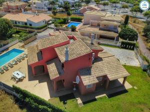 una vista aérea de una casa con piscina en Villa Mikael - Free Wi-Fi - Aircon - Private Pool by bedzy, en Albufeira