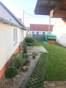 un cortile con un cortile con piante e una casa di Chalupa na Lípové v Hlohovci a Hlohovec