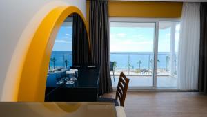 - une salle à manger avec vue sur l'océan dans l'établissement Sea City Devran Hotel & Spa, à Antalya