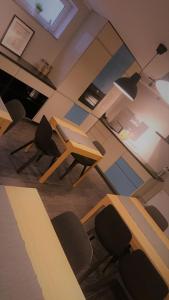 einen Blick über ein Büro mit Schreibtischen und Stühlen in der Unterkunft Pokoje 4you Szczecin in Stettin