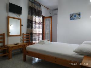 Un pat sau paturi într-o cameră la Akamatis Giorgos